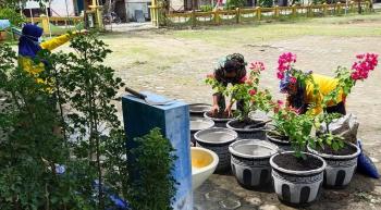 Anggota Satgas TMMD 110 Bojonegoro Ajarkan Kepedulian Terhadap Lingkungan